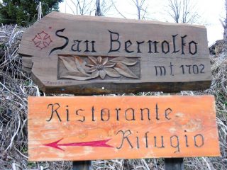 insegne e cartelli all'ingresso di San Bernolfo (20-1-2007)
