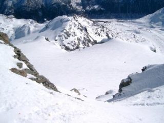 Il canale visto dalla cima e sulla dx del ghiacciaio l'evidente buco