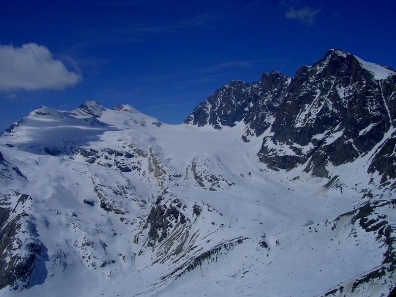 Il ghiacciaio dello Scerscen inferiore - a sx il P.zo Entova, il P.zo Malenco e il P.zo Tremoggia