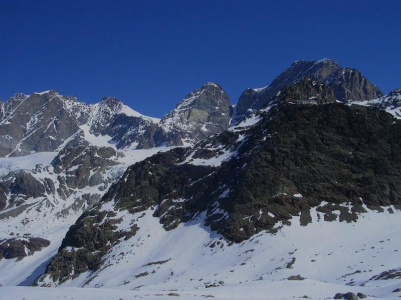 In alto a dx il rifugio - sullo sfondo Scerscen, Bernina, Cresta Guzza, Argent