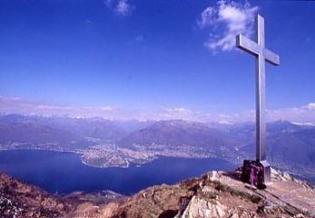 panorama sul lago Maggiore dalla croce dell'anticima del Gambarogno