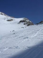 La salita lungo il ghiacciaio d'Indren fino alla Punta Giordani