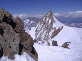 Il Gross Fiescherhorn visto dall' Hinter - Sullo sfondo l' Eiger