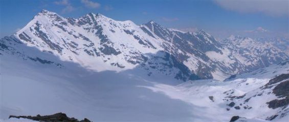 Grande e Petit Sassiere incombono sul ghiacciaio Gliarettaz. L'itinerario per la Becca si svolge prevalentemente sulla dx (nella foto in basso a dx).
