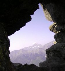La pietra forata con il monte Mucrone sullo sfondo