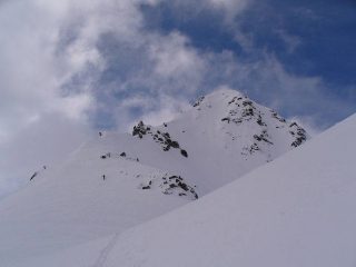 La cresta finale carica di neve recente e pesante