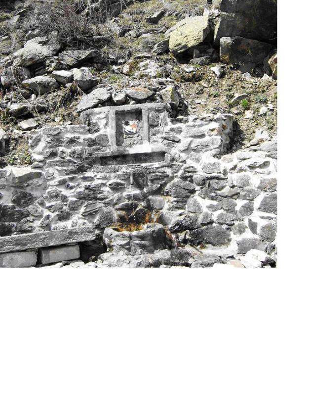 Valle Stura- Sorgente “la fouant de la qulapiera” a monte di Terme di Vinadio sulla str. per S.Bernolfo Ottima acqua (nitrati 2,2 mgl) povera di calcio e di sodio durezza  5 °F