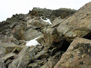 la facile cresta di rocce rotte che porta in vetta alla Cima dell'Agnel (20-5-2007)