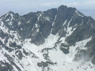 Panorami osservati dalla cima : Cima Ghiliè m. 2998 (a sinistra) e Cima di Brocan m. 3054 (a destra) (20-5-2007)