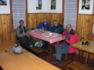 a tavola in attesa della cena al Rifugio Genova (19-5-2007)