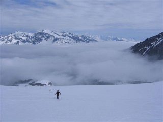 A pochi metri dalla vetta, mare di nuvole sulla Valle d'Aosta.