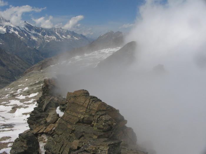 Dalla vetta: il tratto di cresta finale che oggi separava le nubi ossolane dal sole svizzero