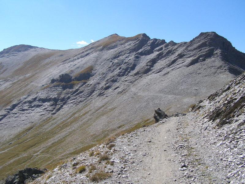 Dal Colletto, il traverso per raggiungere il Monte Bellino, al centro della foto