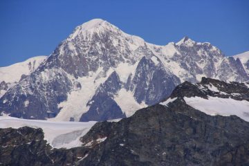 panorami osservati dalla cima : Monte Bianco m. 4810 (a sinistra) e Mont Maudit m. 4465 (a destra) (7-10-2007)