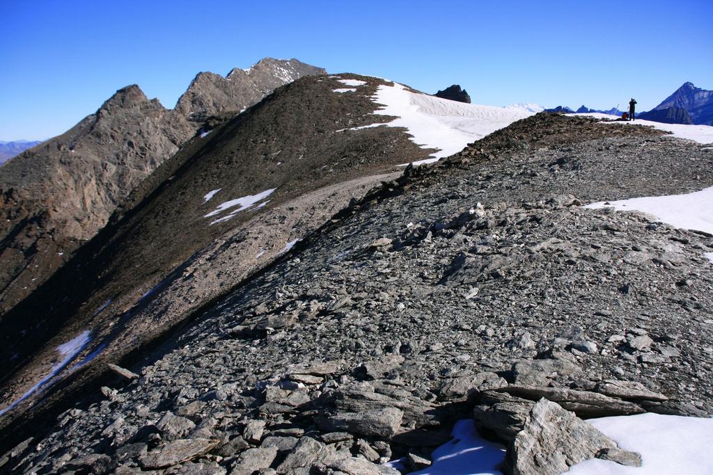 la parte alta della facile cresta Nord-Est del Truc Blanc, con la vetta visibile al centro (7-10-2007)