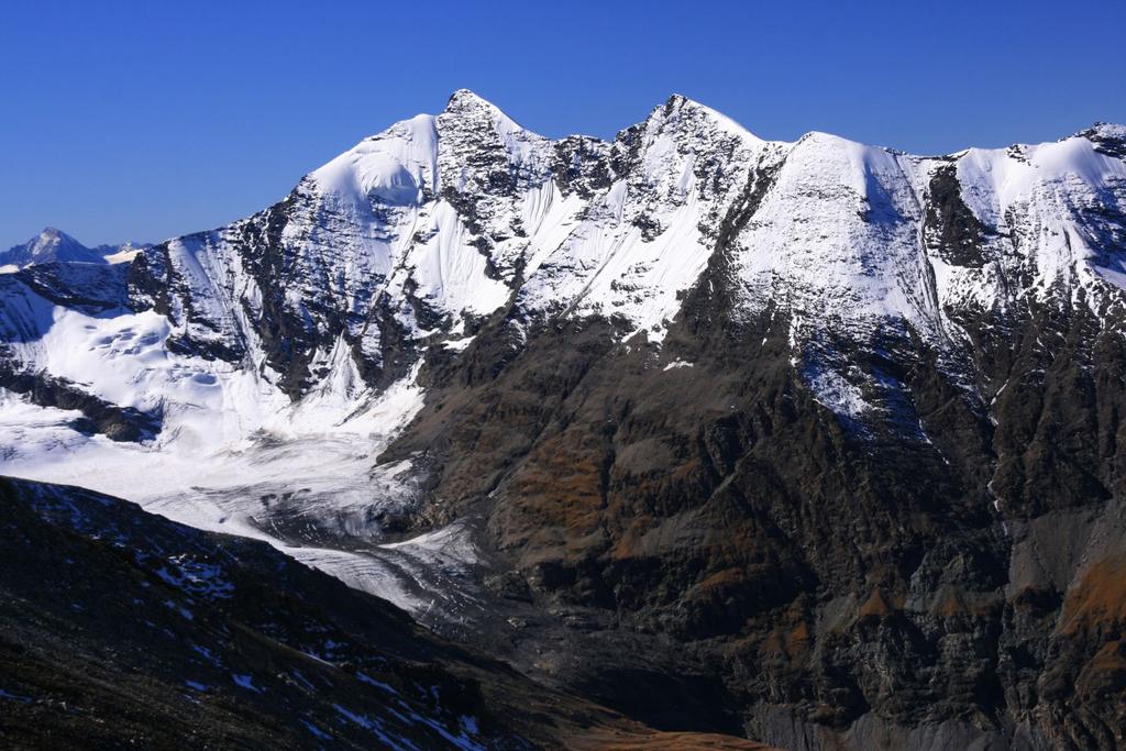 panorami osservati dalla cima : Grand Sassière m. 3752 (a sinistra) e Petite Sassière m. 3672 (a destra) (7-10-2007)