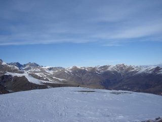 L'alta valle po dalla cima. briccas, frioland, sea bianca e granero desiserosi di neve