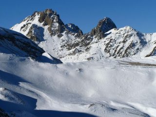 Becco Grande (a sinistra) e Rocca la Meja (a destra) osservati dalla spalla di quota 2488 m. (8-12-2007)