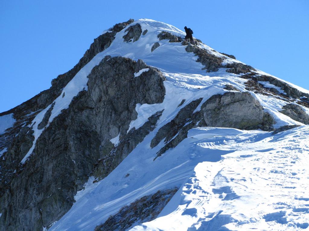 Davide nella parte alta della cresta, a pochi metri dalla cima della Punta Parvo (8-12-2007)