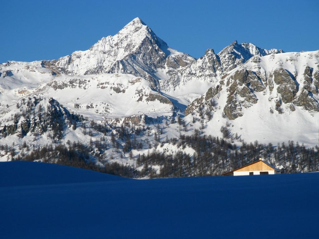 dal pianoro nevoso sopra Corgnolaz una bella visuale sulla Becca di Luseney m. 3504 (16-12-2007)