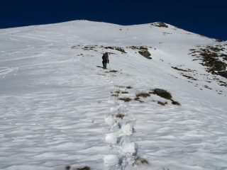 Davide sale il pendio nevoso del versante Sud-Ovest della Punta Falinère (16-12-2007)