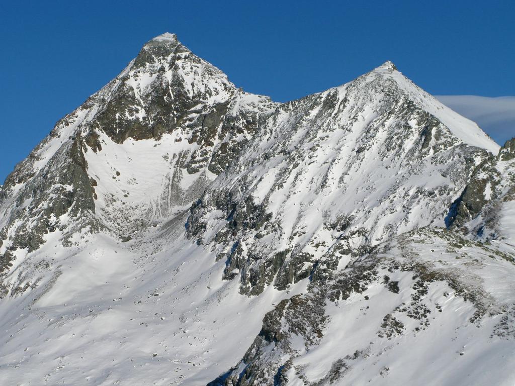 panorami osservati dalla cima : Grand Tournalin m. 3379 (a sinistra) e Petit Tournalin m. 3207 (a destra) (16-12-2007)