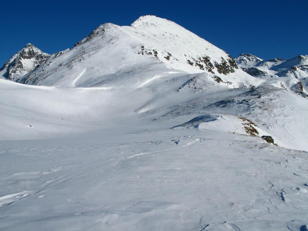 la Punta Falinère e la cresta Ovest che si segue per raggiungere la cima, osservata dal Santuario di Clavalitè (16-12-2007)
