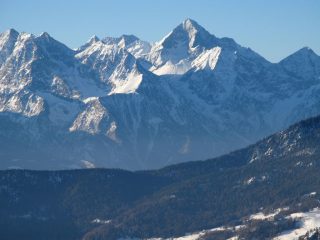 dal pianoro nevoso sopra Crepin una bella panoramica sul Gruppo dell'Emilius (16-12-2007)