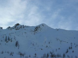 ..q.2505 m è il cucuzzolo nevoso al centro, sono visibili le tre tracce..foto m.conti 
