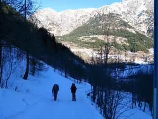 Davide e Giorgio salgono nel primo tratto del Vallone del Piz (29-12-2007)