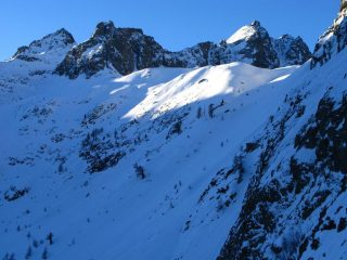 dalla Punta di Schiantalà alla Rocca Rossa, visti dal Passo delle Scolettas (30-12-2007)