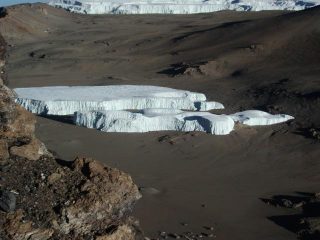 Un ghiacciaio nell'immenso cratere