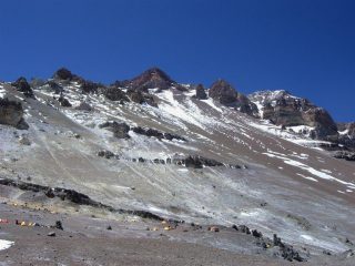 la cima con il gran traverso e la canaleta dal Campo Nido de Condores a 5560m.