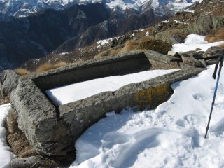 La bella vasca in pietra dell'alpe Colmetto