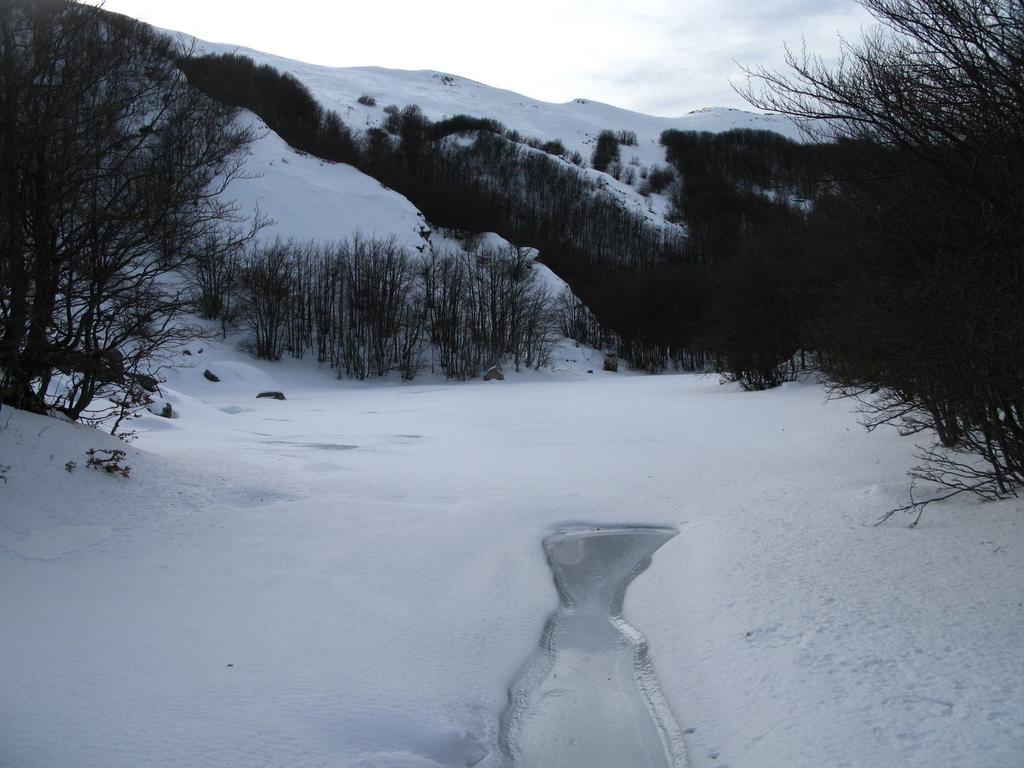 il Lago di Monte Acuto ancora sommerso dalla neve (27-1-2008)