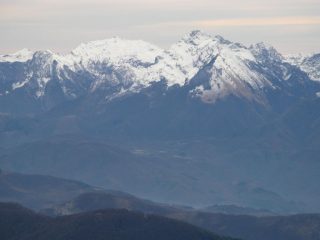 panorami osservati dalla cima : Monte Tambura m. 1890 (a sinistra) e Monte Pisanino m. 1946 (a destra) nelle Alpi Apuane (27-1-2008)