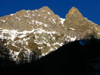 Bric Boscasso m. 2589 (a sinistra) e Rocca Verde m. 2540 (a destra) osservati dalle Grange Servino (2-3-2008)