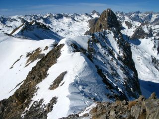 la parte finale della cresta Ovest con la Rocca la Meja e i Gruppi dell'Oronaye, Brec e Aiguille de Chambeyron sullo sfondo visti dalla vetta del Becco Grande (2-3-2008)