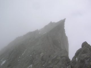Nella nebbia, l' ardita sommità del Mont Ours.