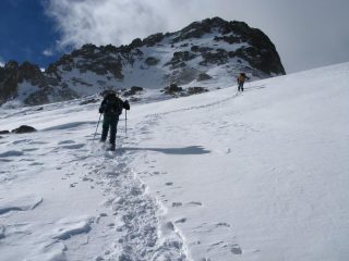 nella parte alta del Vallone, con la Punta di Schiantalà m. 2932 che domina la scena..! (16-3-2008)