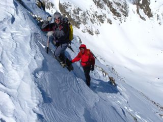 salendo il ripido pendio nevoso del versante NE della Cima della Montagnetta (16-3-2008) 