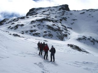 in discesa verso l'altipiano della Rocca Rossa con la Cima della Montagnetta sullo sfondo (16-3-2008)