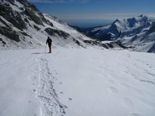 Davide sale lungo il Vallone Fauniera, nel pianoro di quota m. 2100 (25-3-2008)