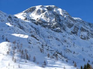 in alto spunta il Monte Viridio m. 2498 osservato dal Vallone Fauniera (25-3-2008)