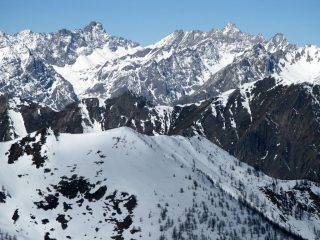 panorami osservati dalla cima del Monte Pelvo : Brec de Chambeyron m. 3389 (a sinistra) Aiguille de Chambeyron m. 3412 (a destra) (25-3-2008)