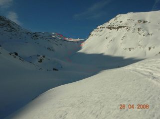 Il vallone con il pendio che adduce ai pianori di q. 2800m e la vetta sullo sfondo
