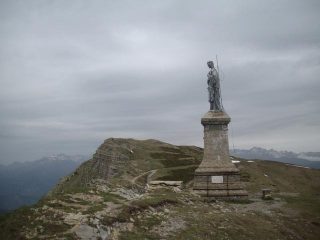 la statua del Redentore sembra vigilare sul Saccarello