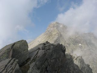 Vista della cresta verso la Punta Perra Ovest ed il Monte Colombo
