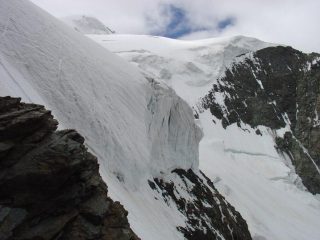 grosso seracco nella parte alta del ghiacciaio