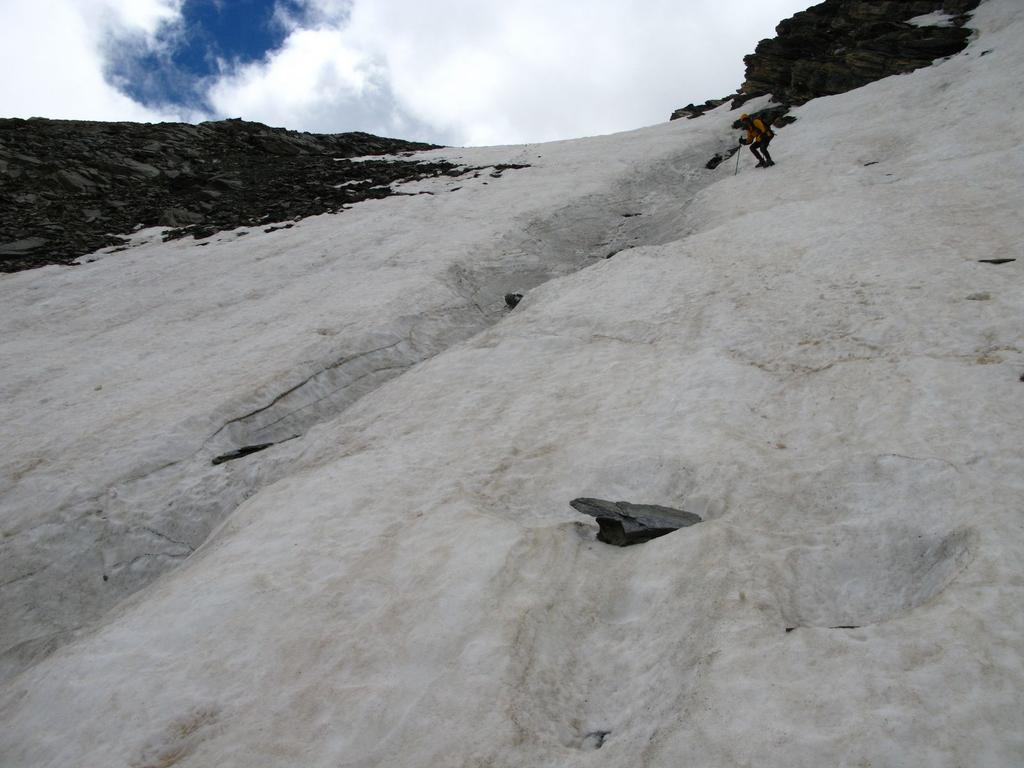 Massimo scende dal ripido nevaio del versante Nord della Rocca Rossa (12-7-2008) 
